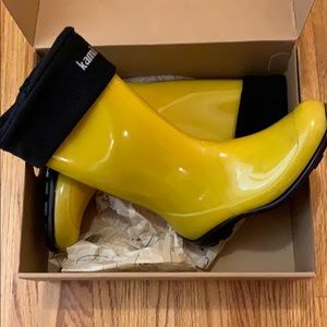 Kamik yellow rain boots with liners, new in box!!